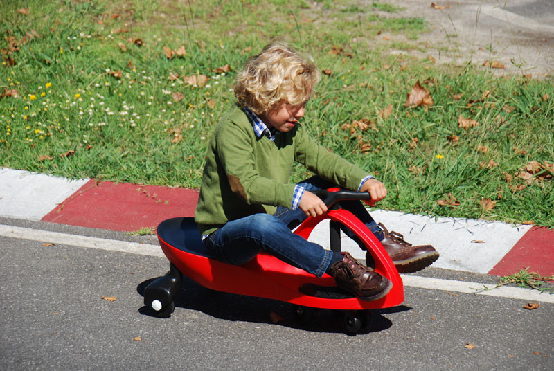 Sentirán la aventura y la velocidad subidos a su Didicar Original. Un correpasillos muy fácil de usar simplemente gira el volante y empieza a moverte.